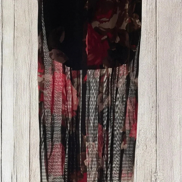 Elegant Glare Black and Red Floral Dress - Size Small (B12) - Picture 3 of 9